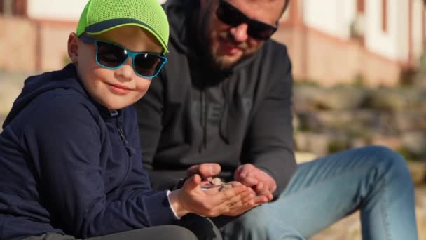Genç Bir Baba Oğlu Sessiz Bir Göl Kenarında Karıncaları Keşfederken — Stok video