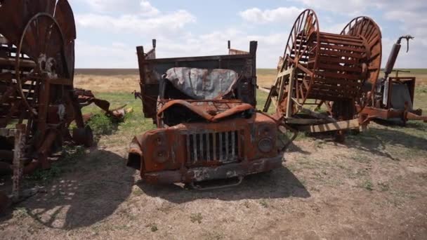 Frames Farm Machines Scattered Background Open Field Rusty Damage — Stock Video