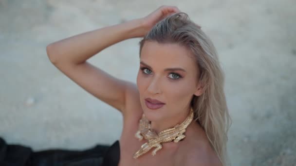 Ung Kvinna Snygg Bikini Och Med Utsökt Prydnad Halsen Poserar — Stockvideo