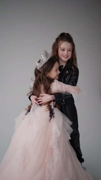 Niña Vestido Princesa Abraza Niña Chaqueta Cuero Negro Simbolizando Amistad — Vídeos de Stock