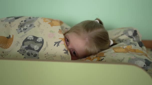 Mała Dziewczynka Ramionach Ciepłego Koca Zasypia Ciągu Dnia Wyrażając Spokój — Wideo stockowe