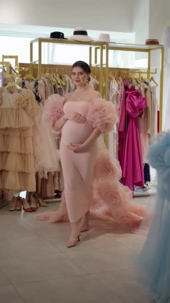 Schöne Fröhliche Schwangere Genießt Den Urlaub Einem Langen Abendkleid — Stockvideo
