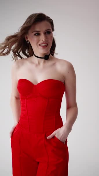 Zabawny Obrót Uśmiech Model Prezentuje Elegancję Odzieży Bez Ramiączek Czerwony — Wideo stockowe
