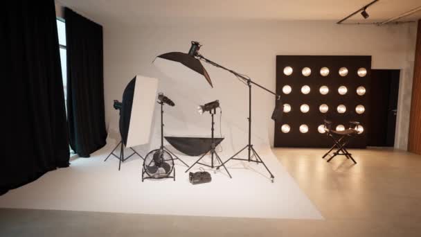 专业摄影工作室Stup 具有照明和背景的精心设计的照相馆 — 图库视频影像