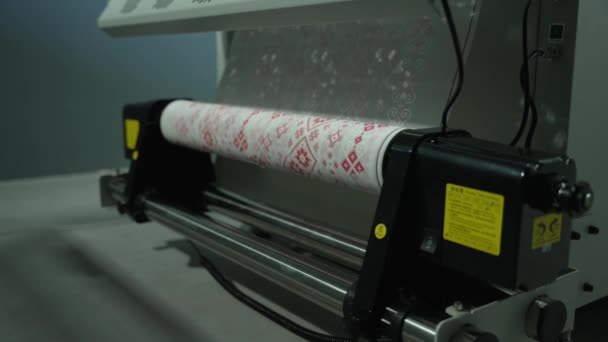 工业织物印花机在运行中 机器在织物上印出红色图案 — 图库视频影像