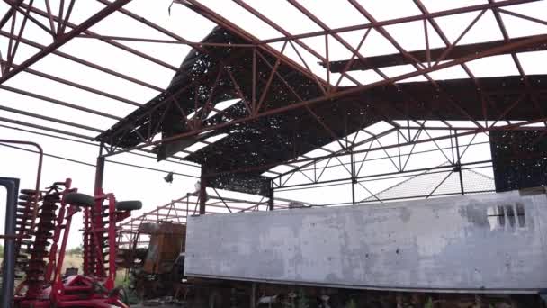 Strutture Hangar Attrezzature Agricole All Aperto Con Segni Distruzione — Video Stock