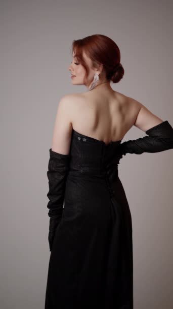 Elegancka Pani Błyszczącej Czarnej Sukience Wykwintne Kolczyki Które Uchwycić Wygląd — Wideo stockowe