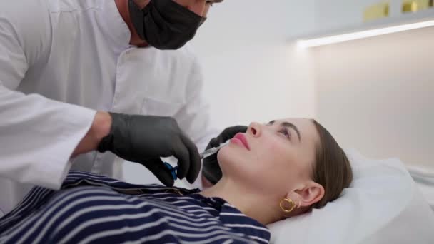 Cosmetólogo Bata Blanca Concentra Inyección Cosmética Paciente Está Relajado — Vídeos de Stock