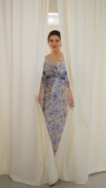 Modne Stylowe Piękne Kobiety Ciąży Jasnoniebieskiej Sukience Jasnym Makijażem Biżuterią — Wideo stockowe