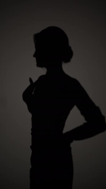 Mulher Sedutora Dançarina Ginasta Vestido Preto Com Corpo Sexy Fundo — Vídeo de Stock