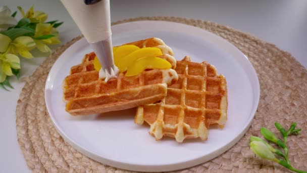 Taze Pişmiş Belçika Waffle Şeftali Parçacıkları Çırpılmış Kremayla Nefis Lezzetli — Stok video