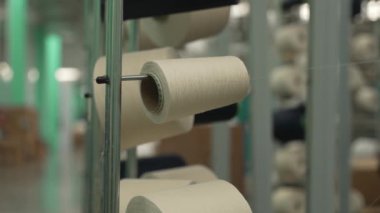 Tekstil fabrikasındaki dokuma tezgahında iplik makaraları..