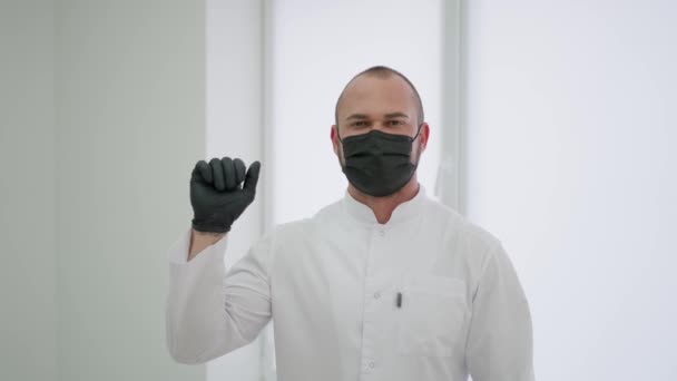 Yüzünde Siyah Maske Olan Beyaz Önlüklü Bir Uzman Eldivenli Elleriyle — Stok video