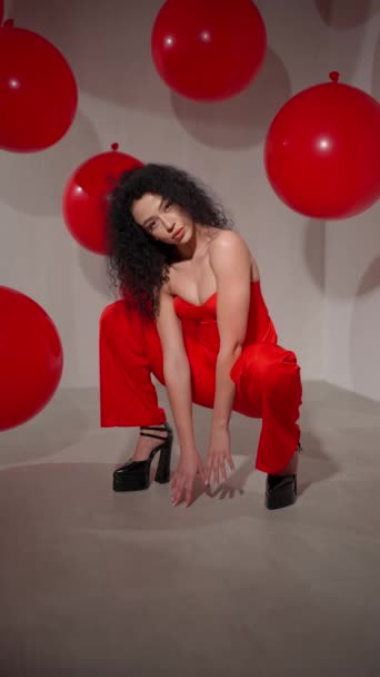 Mujer Enfocada Moda Vestida Rojo Con Una Pose Agachada — Vídeos de Stock