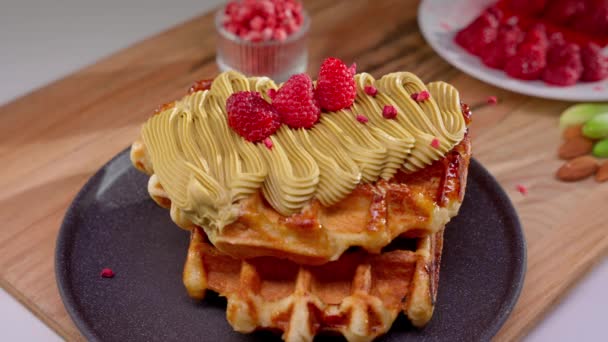 Waffle Belga Magistralmente Fosco Coroado Com Framboesas Deliciosas Polvilhado Com — Vídeo de Stock