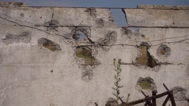 Mur Avec Des Trous Différentes Tailles Travers Lequel Ciel Peut — Video