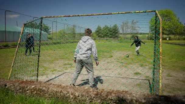 Niño Jugando Fútbol Juvenil Portero Portero Campo Hierba Movimiento Lento — Vídeos de Stock