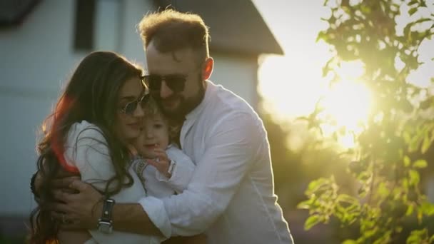 Hombre Mujer Abrazan Tiernamente Hijo Todo Mundo Mira Lente Con — Vídeos de Stock