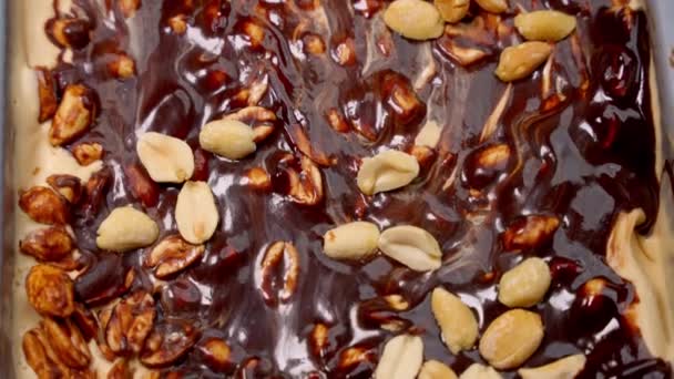 Zmrzlina Pokrytá Čokoládou Arašídy — Stock video