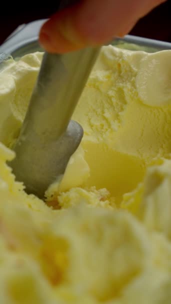 闭合慢动作的香蕉冰淇淋 — 图库视频影像