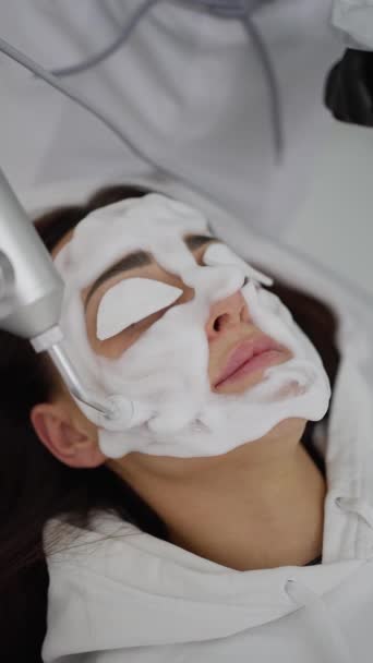 专业面部使用先进的设备和治疗泡沫面罩 以加强皮肤护理 — 图库视频影像