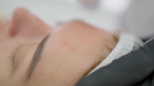 Specjalista Kosmetologii Czarnych Rękawiczkach Delikatnie Oczyszcza Skórę Twarzy Klienta — Wideo stockowe