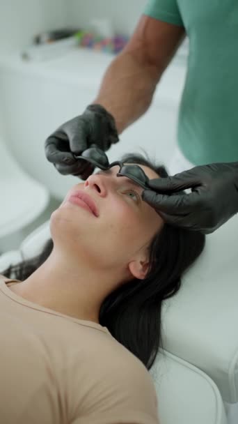 Kosmetikerin Verwendet Werkzeuge Für Gesichtsbehandlung Klient Mit Sorgfalt Behandeln — Stockvideo