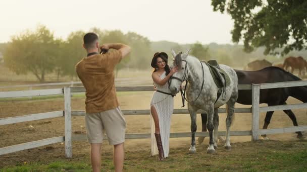 Retrato Uma Jovem Posando Com Seu Cavalo Rancho — Vídeo de Stock