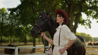 Tarz sahibi atlı at, günbatımının yumuşak parıltısında çiftlikte ata öncülük ediyor..