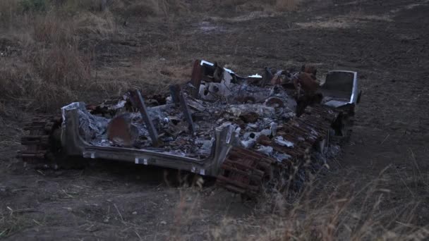 Imagen Oscura Del Tanque Destruido Con Metal Retorcido Partes Quemadas — Vídeo de stock