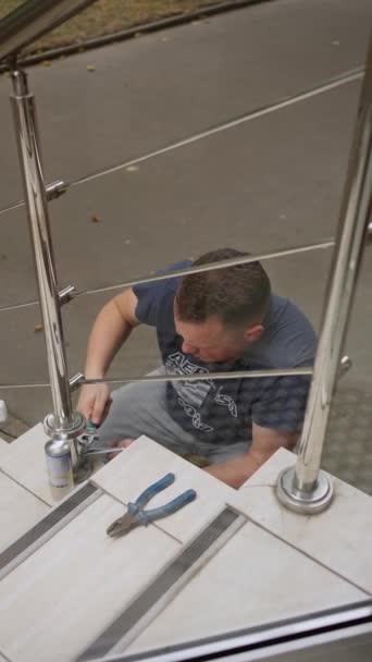 Een Geschoolde Arbeider Bezig Met Nauwgezette Taak Van Metalen Reling — Stockvideo