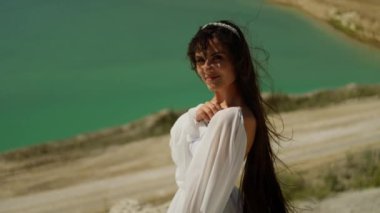 Işıl ışıl bir tacı olan bir gelin, derin derin göle bakar..