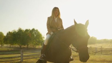 Kaygısız binici ve atı pastoral sükunetin resimli sahnesinde..