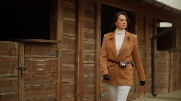 Vrouw Gekleed Uitgebreide Paardensport Mode Pauzes Hout Getextureerde Toegang Tot — Stockvideo