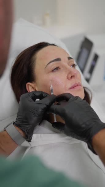 Proces Vstřikování Kyseliny Hyaluronové Obličeje Cílem Zvýšit Přirozenou Krásu Pacientů — Stock video