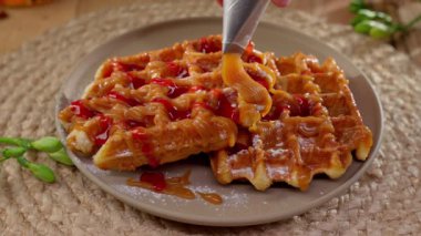 Waffle 'ların üzerine tatlı karamel dök.