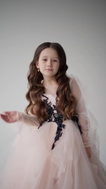 Petite Model Luksusowej Sukience Delikatnym Haftem Długie Kręcone Włosy Spadające — Wideo stockowe