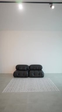 Minimalist mobilyaları olan basit ve modern oturma odası