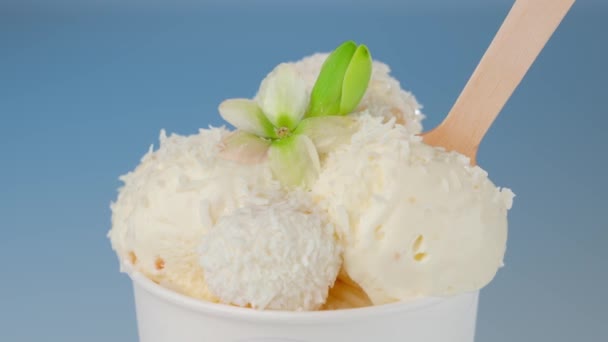 Glass Med Kokosnötsspån Pappersmugg Begreppet Desserter Och Sommarförfriskning — Stockvideo