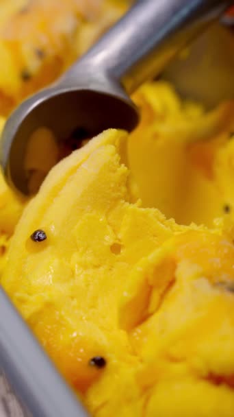 Zbliżenie Tętniącego Życiem Galaretki Mango Podkreślając Kawałki Owoców Nasiona — Wideo stockowe