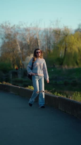 Brünettes Mädchen Mit Brille Und Zerrissenen Jeans Läuft Durch Die — Stockvideo