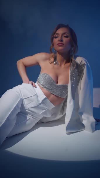 Una Hermosa Rubia Posa Estudio Para Cámara Una Pose Sexy — Vídeo de stock