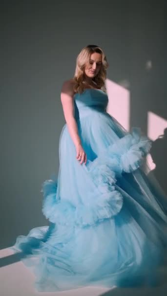 Modelo Atencioso Vestido Luxuoso Azul Exuberante Com Reflexos Suaves Luz — Vídeo de Stock
