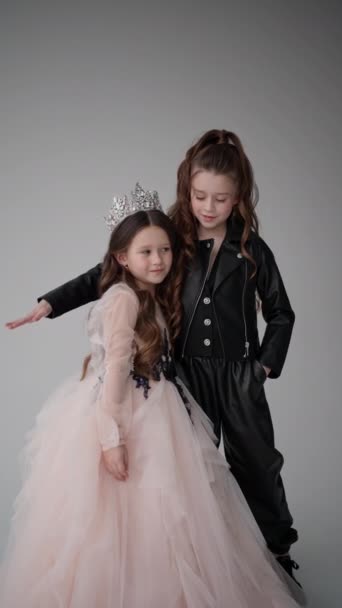 Fata Din Coroană Strălucitoare Rochie Din Tul Fard Obraz Îmbrățișează — Videoclip de stoc