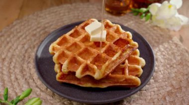 Belçika waffle 'ı sıcak şurup akıntısının altında eriyen bir parça tereyağla kaplıdır..