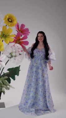 Gülümseyen mutlu güzel kadın. Yavaş çekim