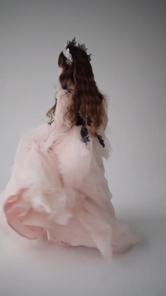 그녀가 키스를 공주의 놀라운 부드러운 드레스를 — 비디오