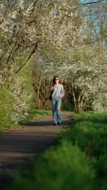 Una Joven Camina Entre Árboles Florecientes Primavera — Vídeo de stock