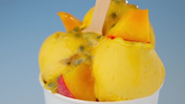 Koud Dessert Een Papieren Beker Met Mango Chia Stukjes Perzik — Stockvideo