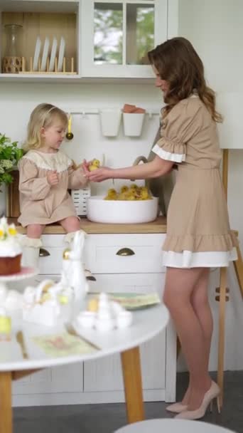 Anne Nazikçe Kızına Tavuk Uzatıyor Pastel Renklerle Süslenmiş Parlak Aydınlık — Stok video